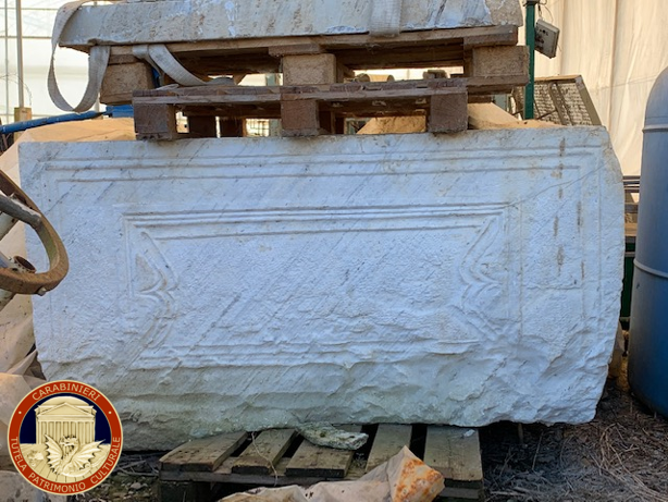 Carabinieri restituiscono un sarcofago e altri reperti al museo di Bra