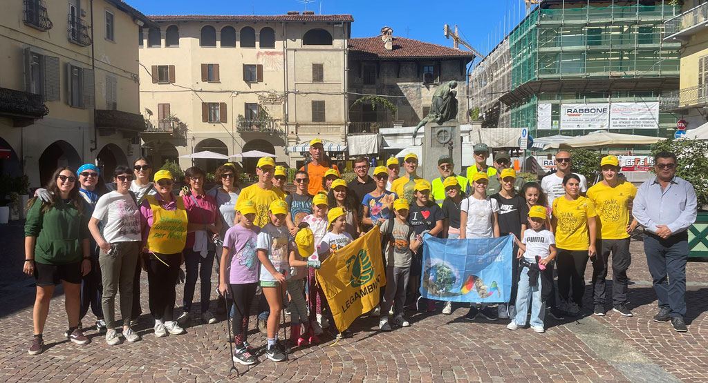 Puliamo il mondo, volontari al lavoro a Carmagnola