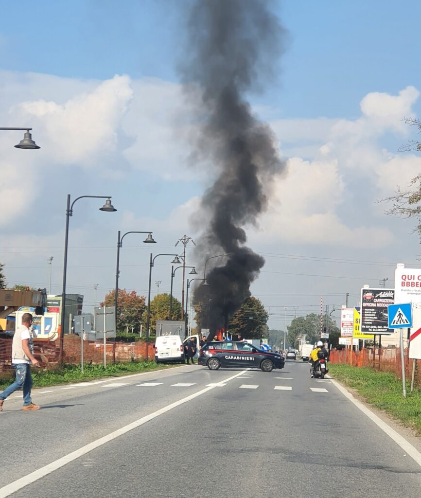 Furgone in fiamme a Vinovo